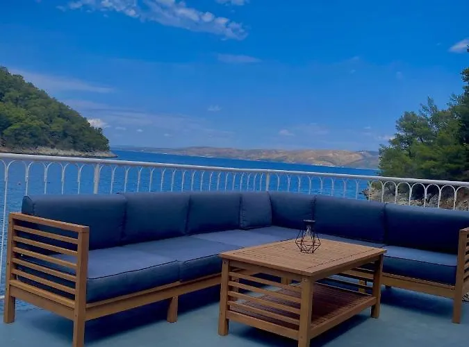 Robinson Crusoe Eco Bay Hvar Town